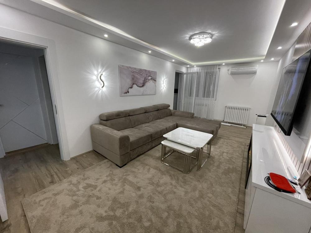 Slika 1 - Prodaja stana, 61m2, Brace Petkovic Kragujevac, sa terasom, ima lift