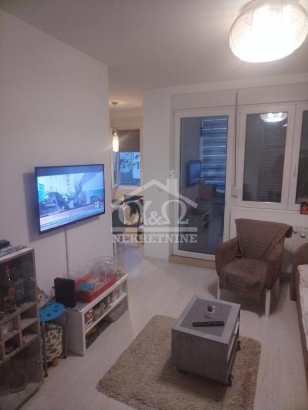 Slika 1 - Jednoiposoban, 44m2, Erdoglija Kragujevac, sa terasom, ima lift