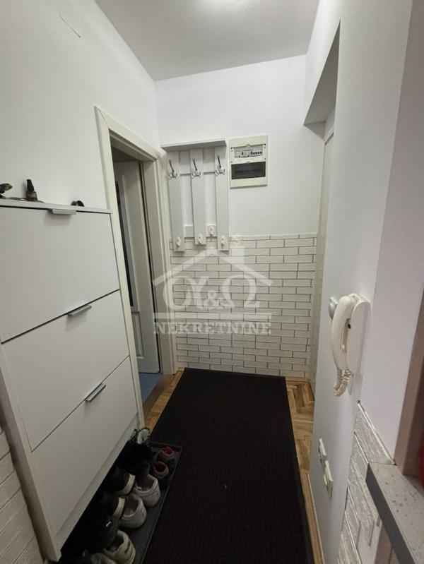 Slika 5 - Četvoroiposoban, 32m2, Erdoglija Kragujevac, sa terasom