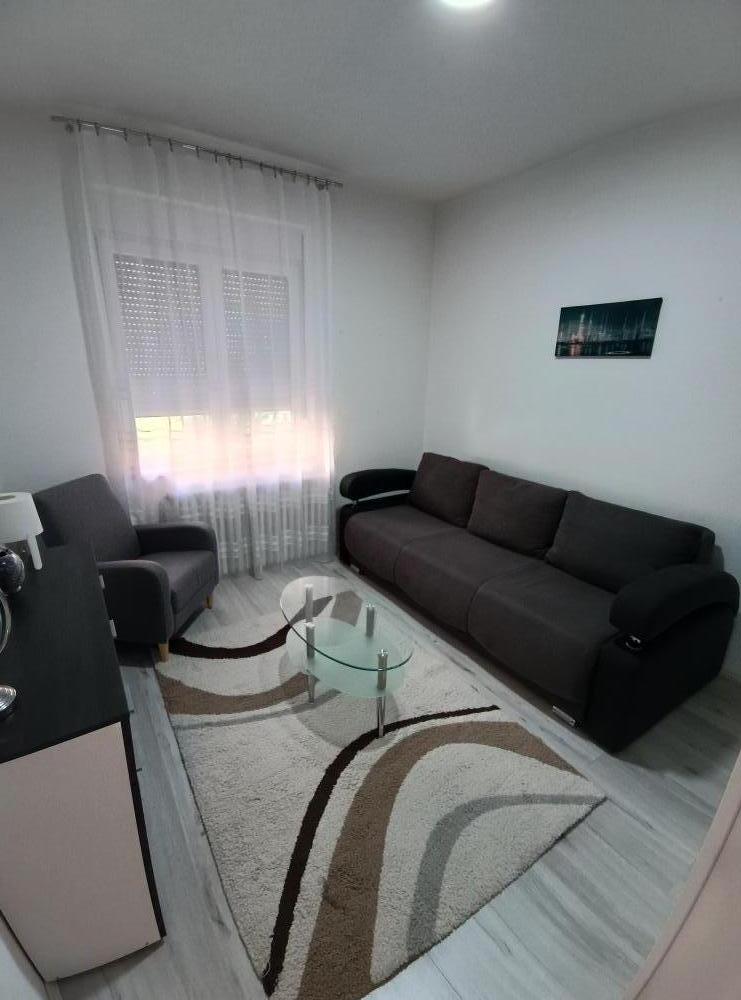 Slika 9 - Stan kod škole 21.oktobar