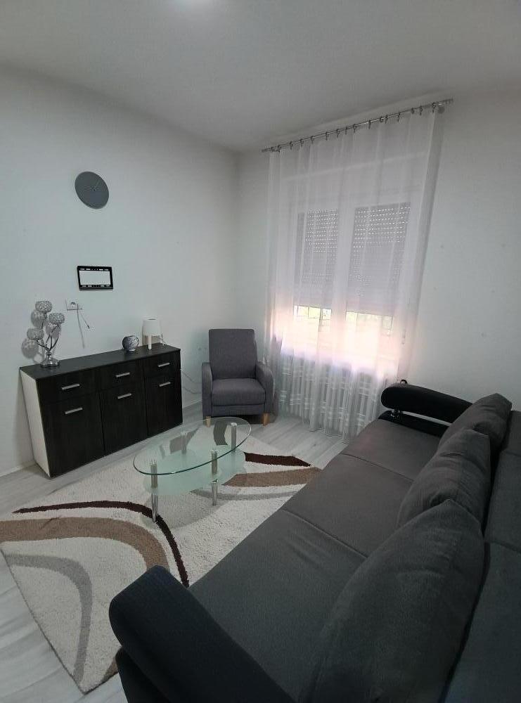 Slika 10 - Stan kod škole 21.oktobar