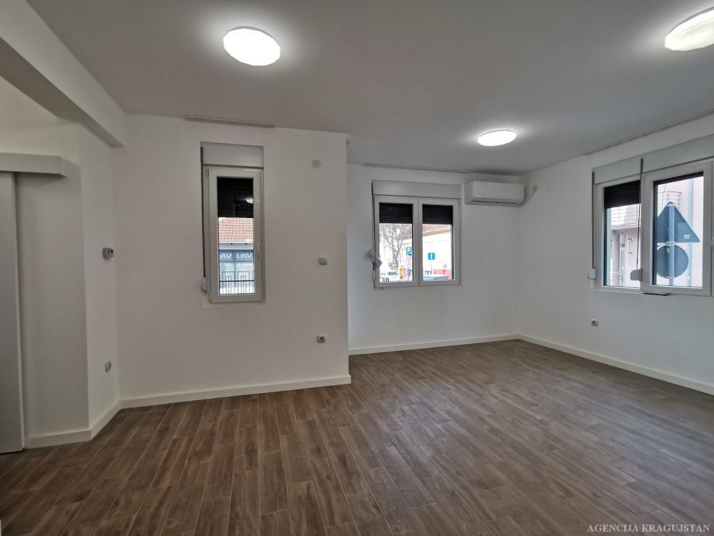 Glavna slika -Trosoban, 60m2, sa terasom, ima lift