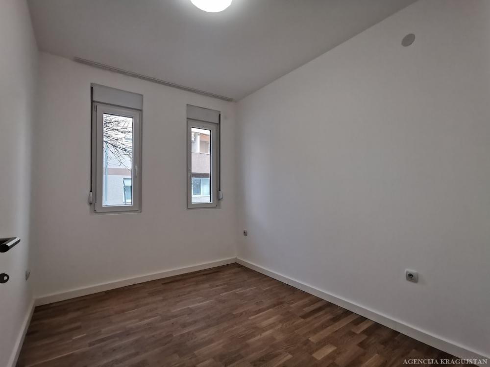 Slika 8 - Trosoban, 60m2, sa terasom, ima lift