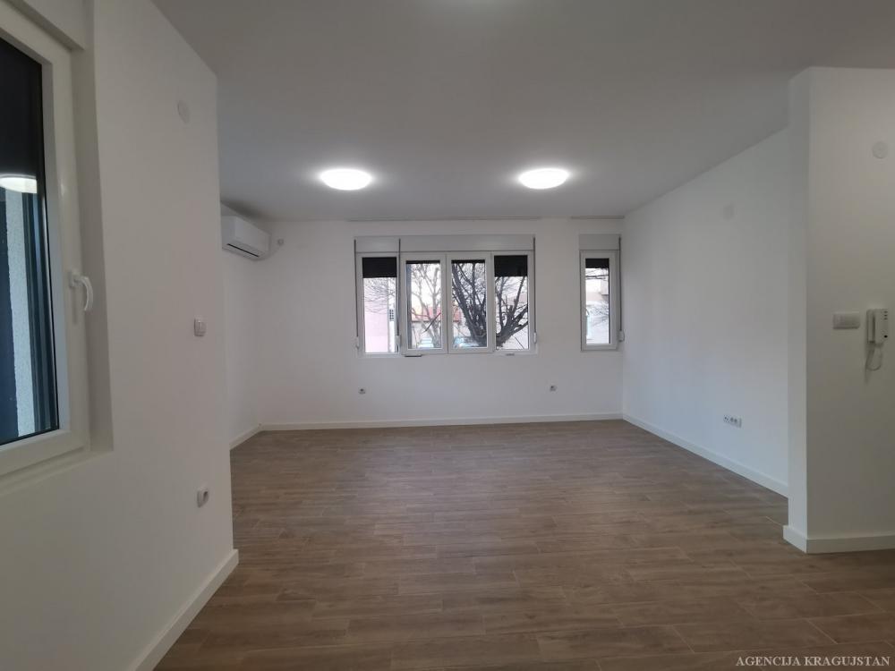 Slika 1 - Trosoban, 60m2, sa terasom, ima lift