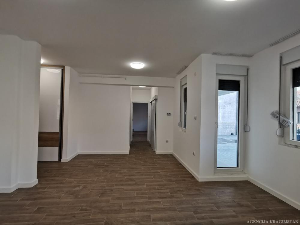 Slika 2 - Trosoban, 60m2, sa terasom, ima lift