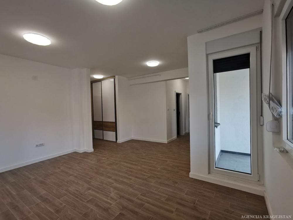 Slika 3 - Trosoban, 60m2, sa terasom, ima lift