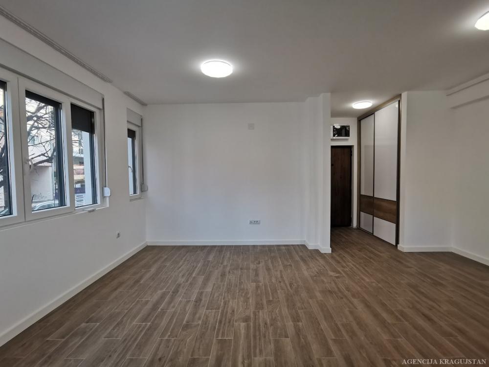 Slika 4 - Trosoban, 60m2, sa terasom, ima lift