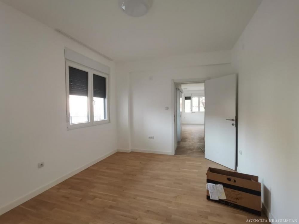 Slika 5 - Trosoban, 60m2, sa terasom, ima lift