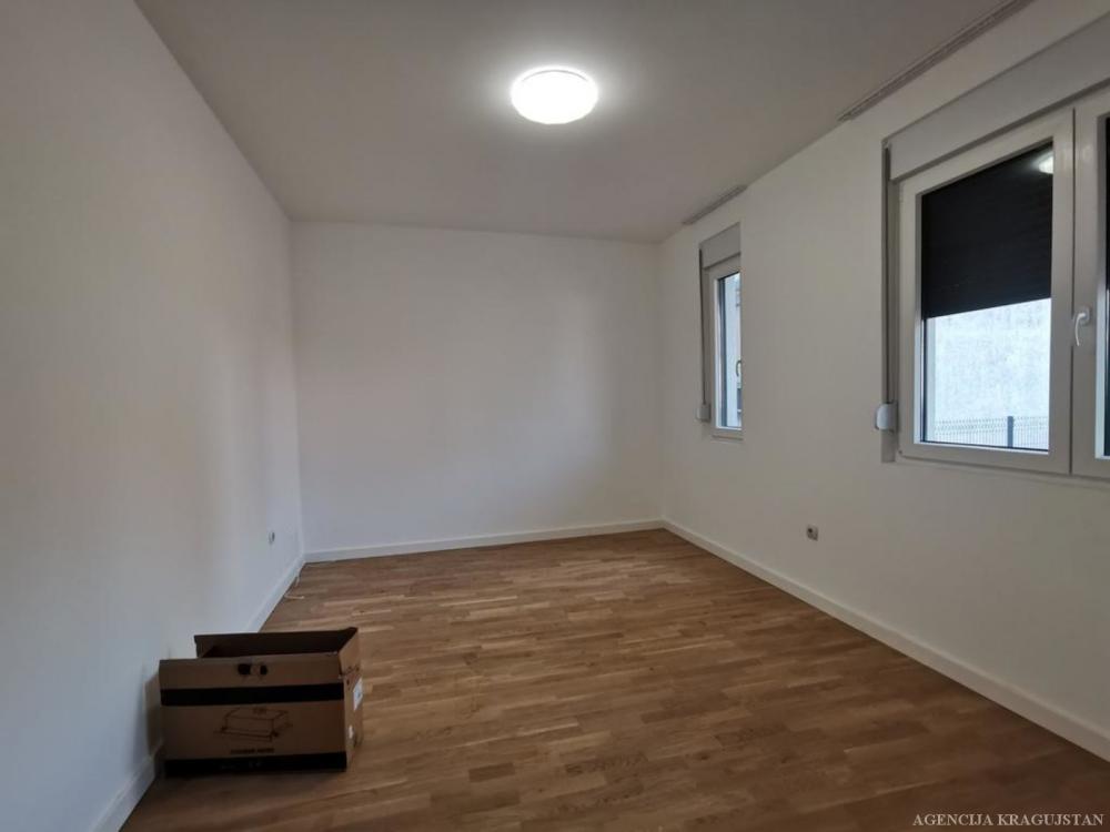 Slika 7 - Trosoban, 60m2, sa terasom, ima lift