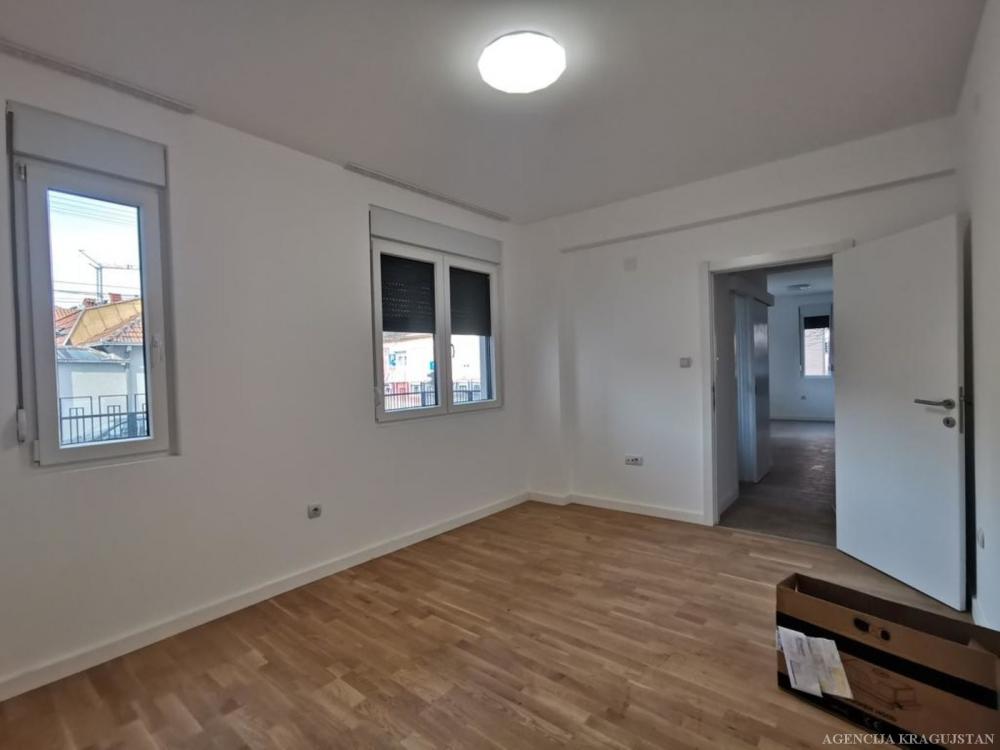 Slika 6 - Trosoban, 60m2, sa terasom, ima lift