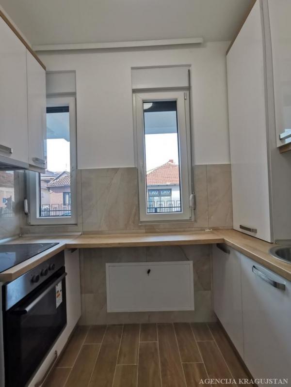 Slika 9 - Trosoban, 60m2, sa terasom, ima lift