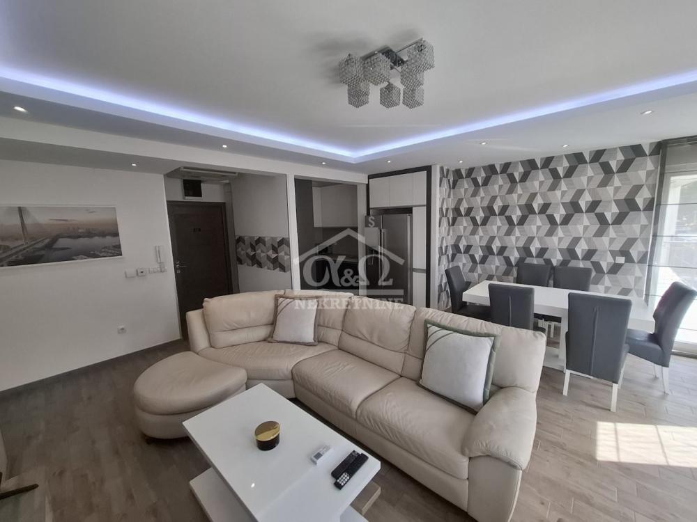 Slika 1 - Troiposoban, 86m2, Vašarište Kragujevac, sa terasom, ima lift