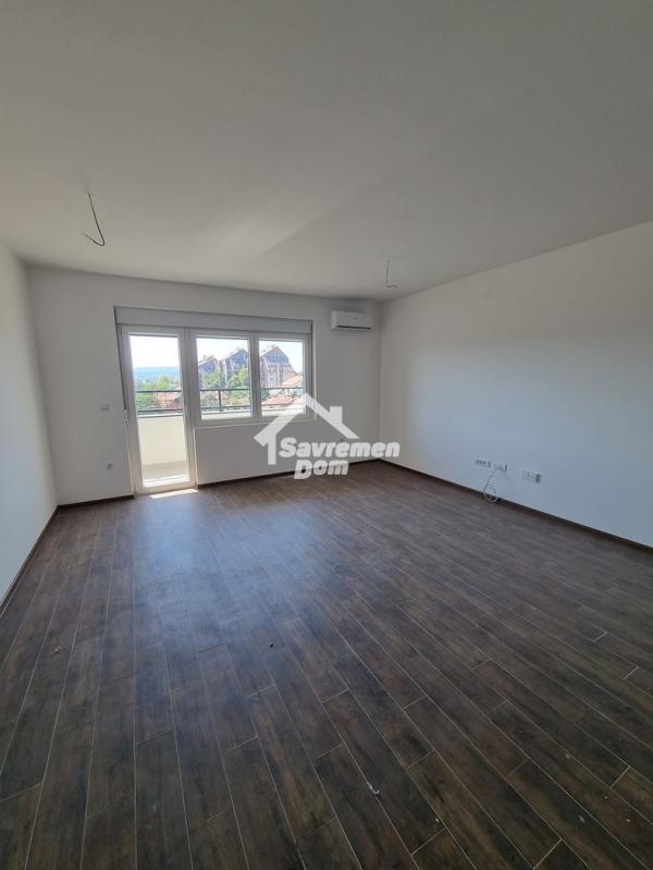 Slika 1 - Dvosoban, 51m2, Stara radnička kolonija Kragujevac, sa terasom, ima lift