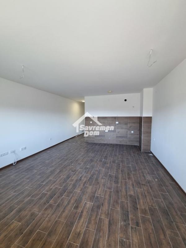 Slika 2 - Dvosoban, 51m2, Stara radnička kolonija Kragujevac, sa terasom, ima lift