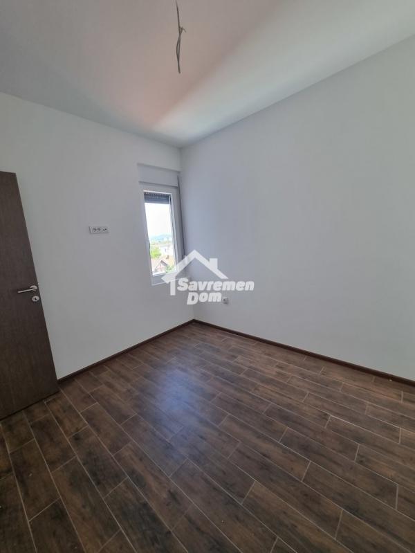 Slika 9 - Dvosoban, 51m2, Stara radnička kolonija Kragujevac, sa terasom, ima lift