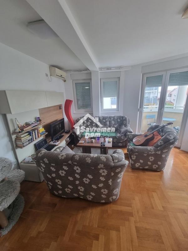 Slika 1 - Četvorosoban, 97m2, Erdoglija Kragujevac, sa terasom