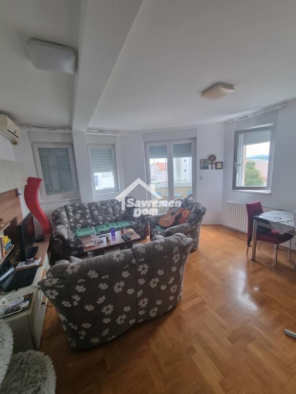 Slika 2 - Četvorosoban, 97m2, Erdoglija Kragujevac, sa terasom