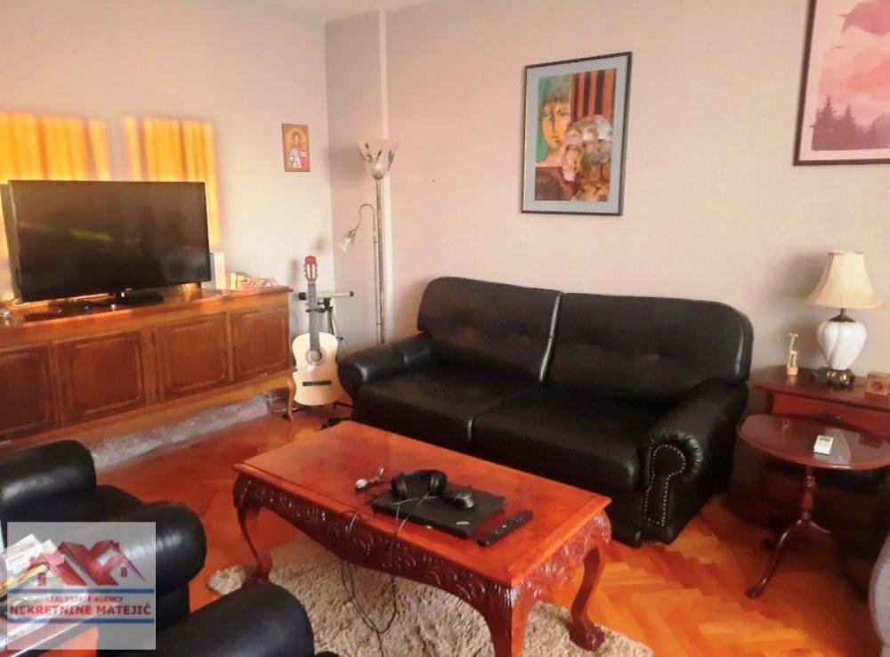 Glavna slika -STAN CENTAR KOD HOTELA KRAGUJEVAC TROSOBAN 77M2, 5. SPRAT, LIFT, ---115.500 E