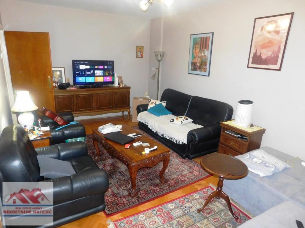 Slika 2 - STAN CENTAR KOD HOTELA KRAGUJEVAC TROSOBAN 77M2, 5. SPRAT, LIFT, ---115.500 E