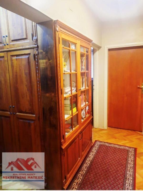 Slika 4 - STAN CENTAR KOD HOTELA KRAGUJEVAC TROSOBAN 77M2, 5. SPRAT, LIFT, ---115.500 E