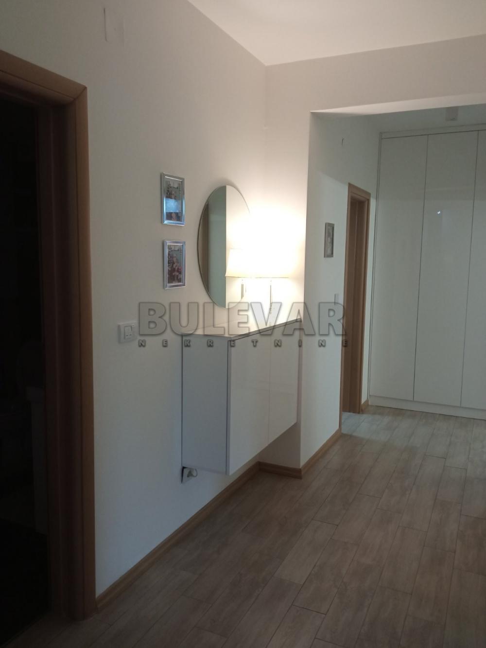 Slika 4 - Trosoban, 105m2, Dragoljuba Milovanovića Bene Kragujevac, sa terasom, ima lift