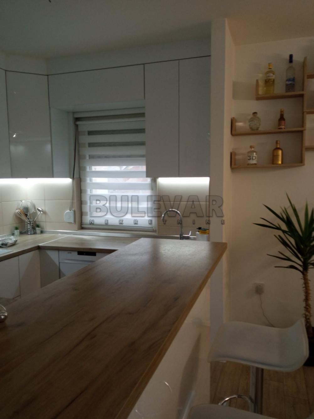 Slika 3 - Trosoban, 105m2, Dragoljuba Milovanovića Bene Kragujevac, sa terasom, ima lift