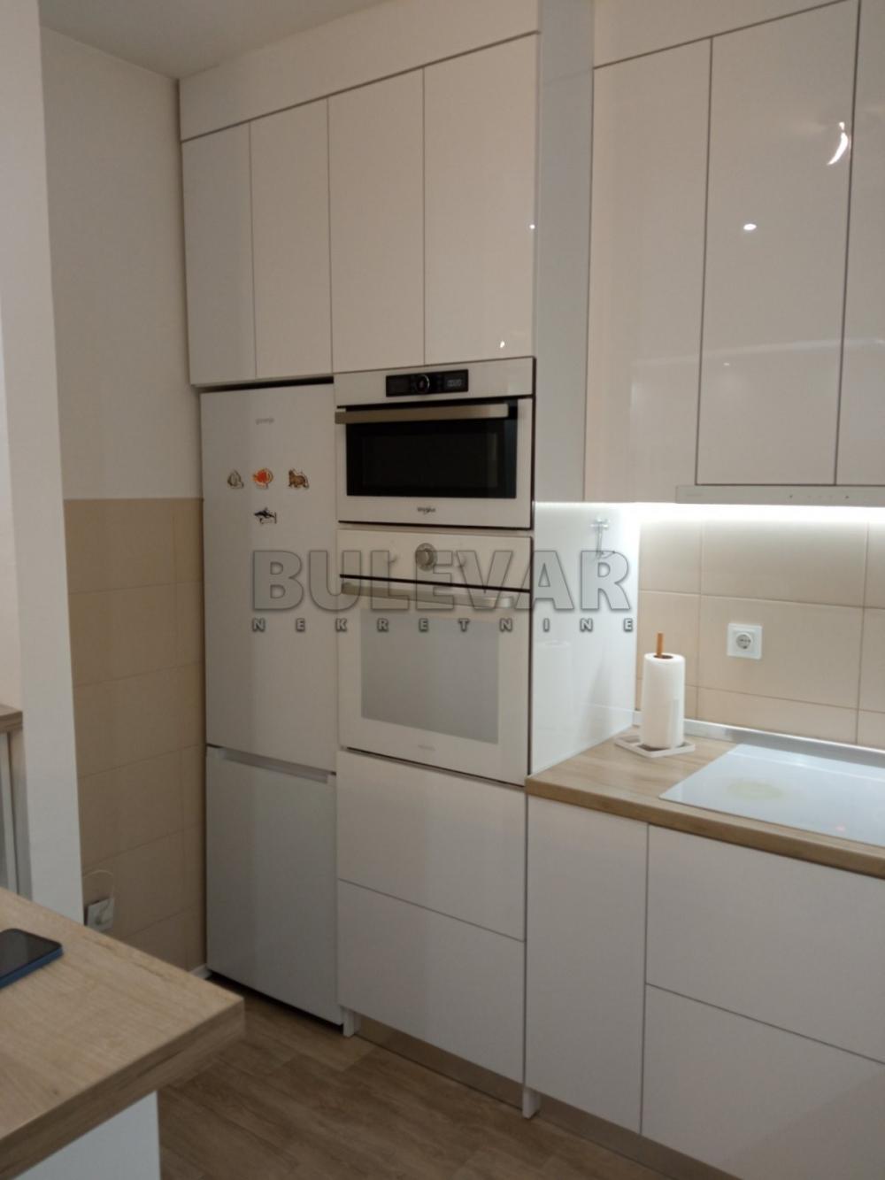 Slika 1 - Trosoban, 105m2, Dragoljuba Milovanovića Bene Kragujevac, sa terasom, ima lift