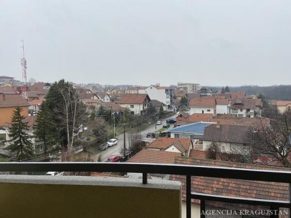 Slika 8 - Dvosoban, 50m2, Erdoglija Kragujevac, sa terasom, ima lift