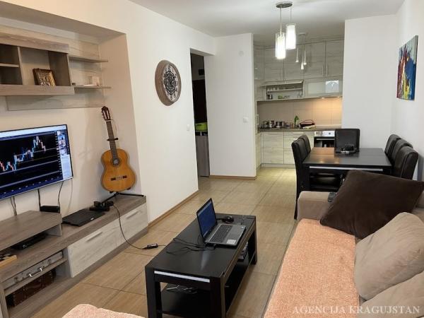 Slika 1 - Dvosoban, 50m2, Erdoglija Kragujevac, sa terasom, ima lift