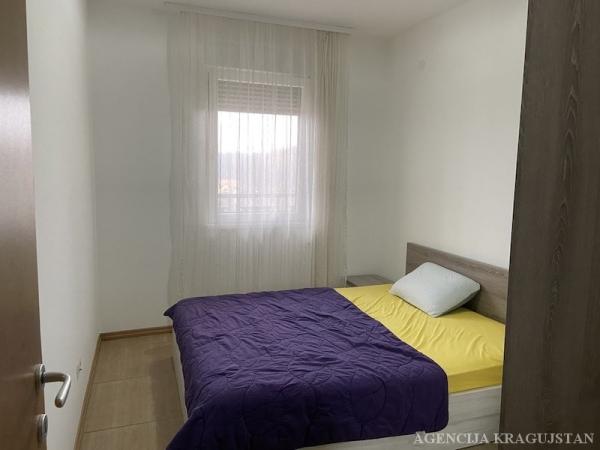 Slika 2 - Dvosoban, 50m2, Erdoglija Kragujevac, sa terasom, ima lift