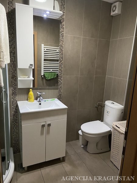 Slika 5 - Dvosoban, 50m2, Erdoglija Kragujevac, sa terasom, ima lift