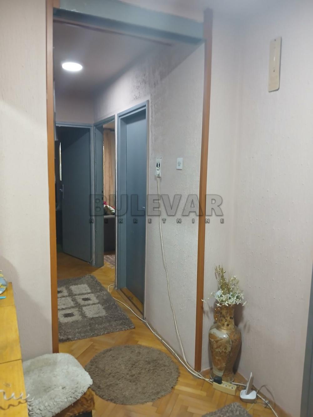 Slika 3 - Trosoban, 72m2, Bulevar kraljice Marije Kragujevac, sa terasom, sa parkingom