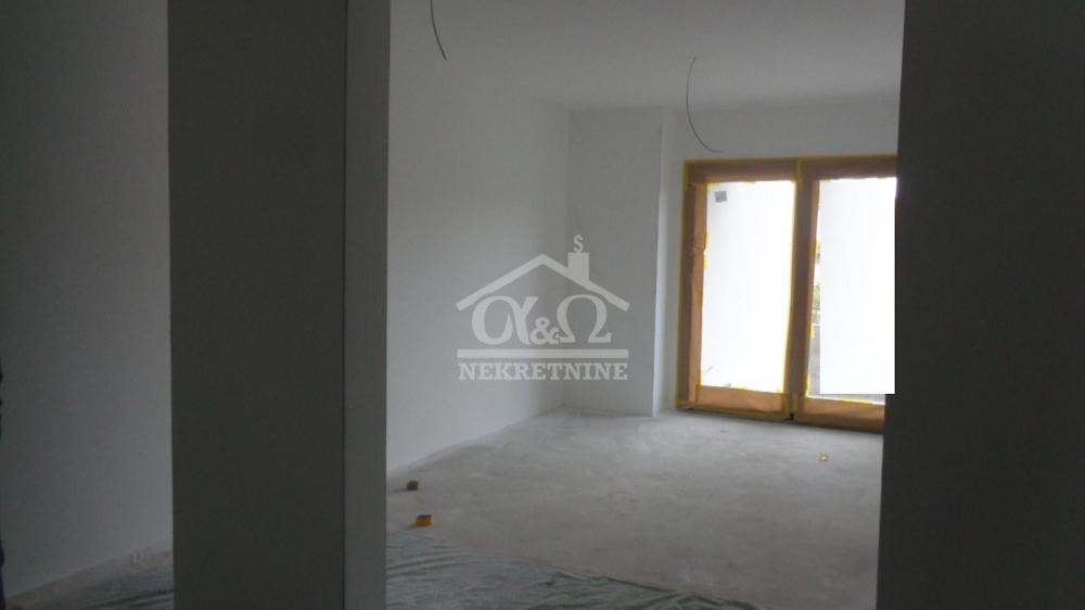 Slika 2 - Jednoiposoban, 42m2, Erdoglija Kragujevac, sa terasom