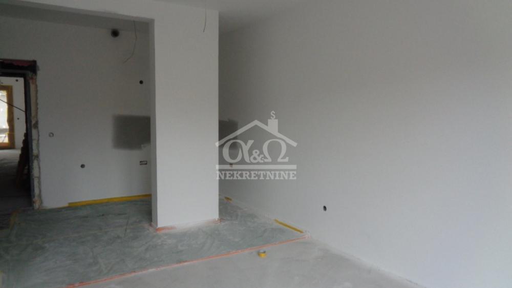 Slika 3 - Jednoiposoban, 42m2, Erdoglija Kragujevac, sa terasom