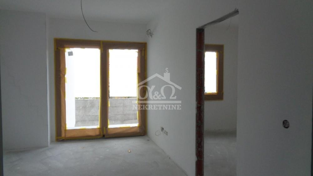 Slika 5 - Jednoiposoban, 42m2, Erdoglija Kragujevac, sa terasom