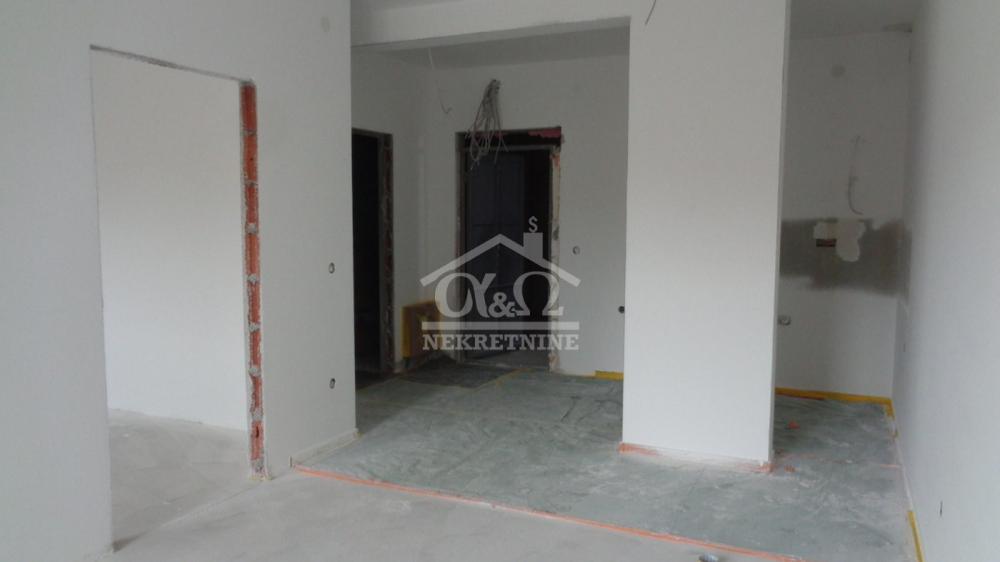 Slika 8 - Jednoiposoban, 42m2, Erdoglija Kragujevac, sa terasom