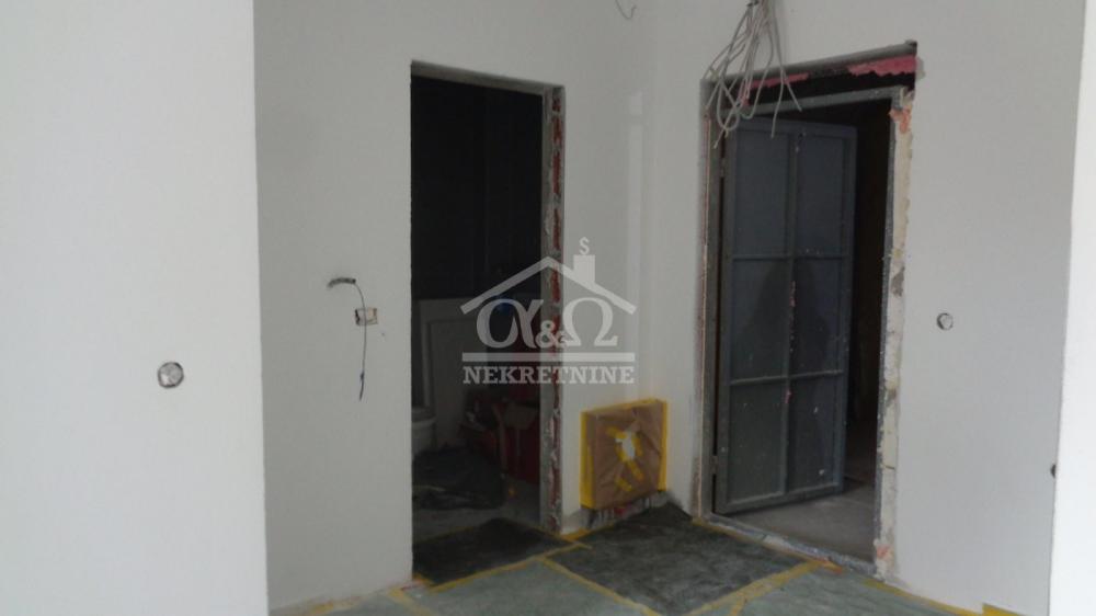 Slika 9 - Jednoiposoban, 42m2, Erdoglija Kragujevac, sa terasom