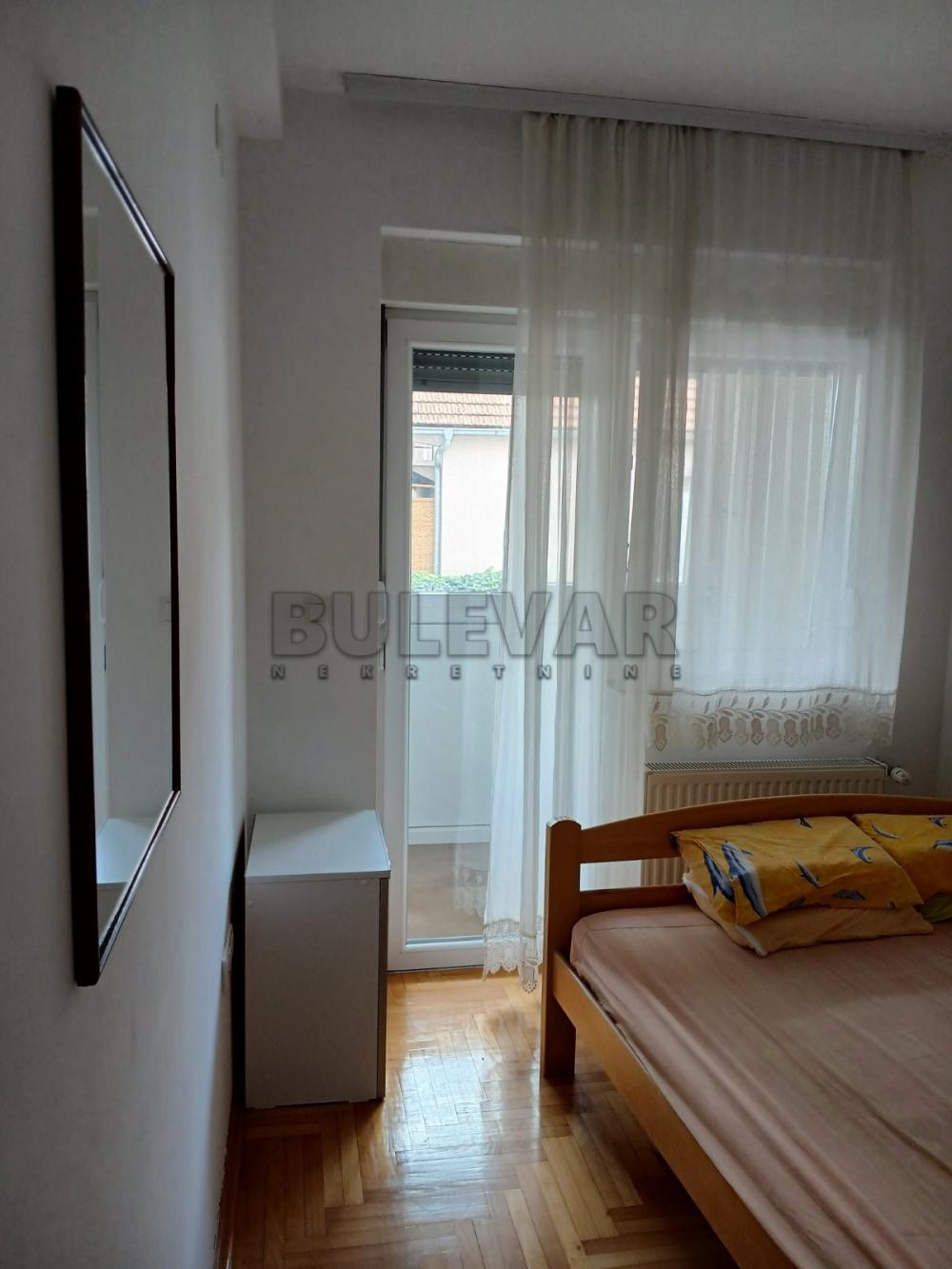 Slika 4 - Dvosoban, 42m2, Dragoslava Srejovića Kragujevac, sa terasom, sa parkingom