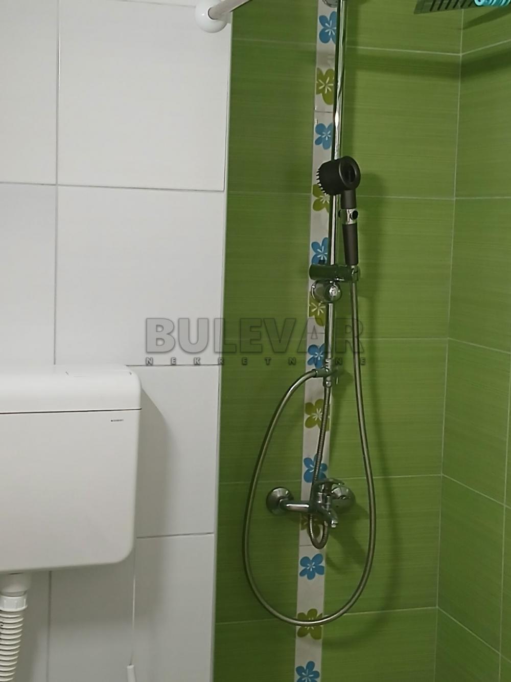 Slika 3 - Dvoiposoban, 64m2, Daničićeva Kragujevac, sa terasom, ima lift