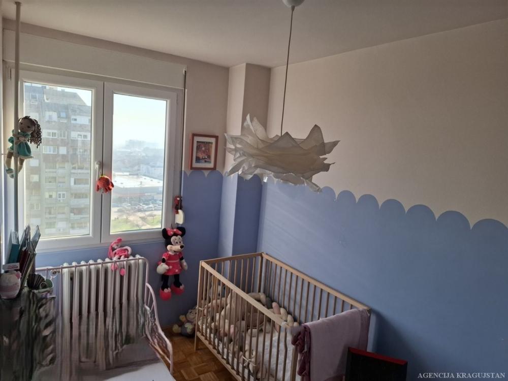 Slika 10 - Trosoban, 81m2, Aerodrom Kragujevac, sa terasom, ima lift