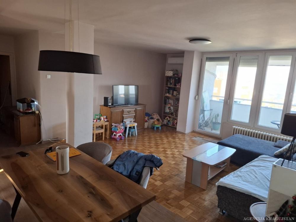 Slika 2 - Trosoban, 81m2, Aerodrom Kragujevac, sa terasom, ima lift