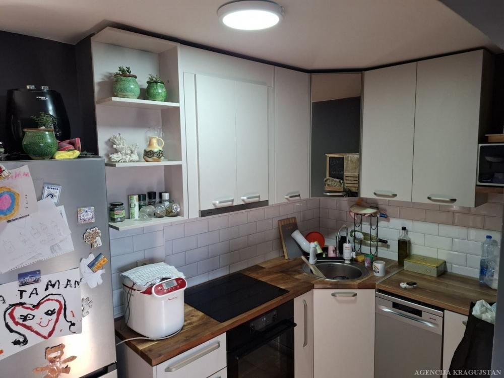 Slika 8 - Trosoban, 81m2, Aerodrom Kragujevac, sa terasom, ima lift