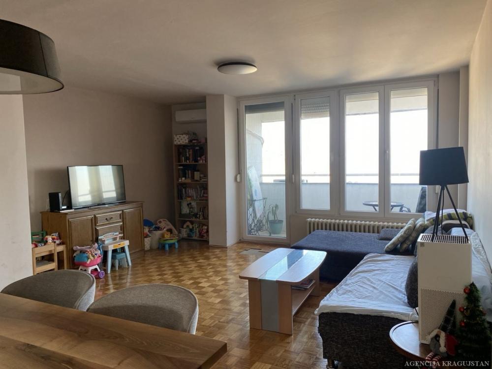 Slika 1 - Trosoban, 81m2, Aerodrom Kragujevac, sa terasom, ima lift