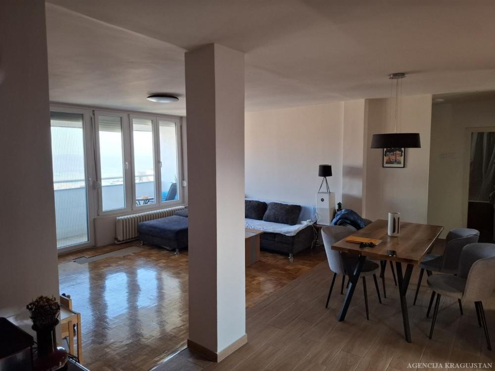 Slika 3 - Trosoban, 81m2, Aerodrom Kragujevac, sa terasom, ima lift