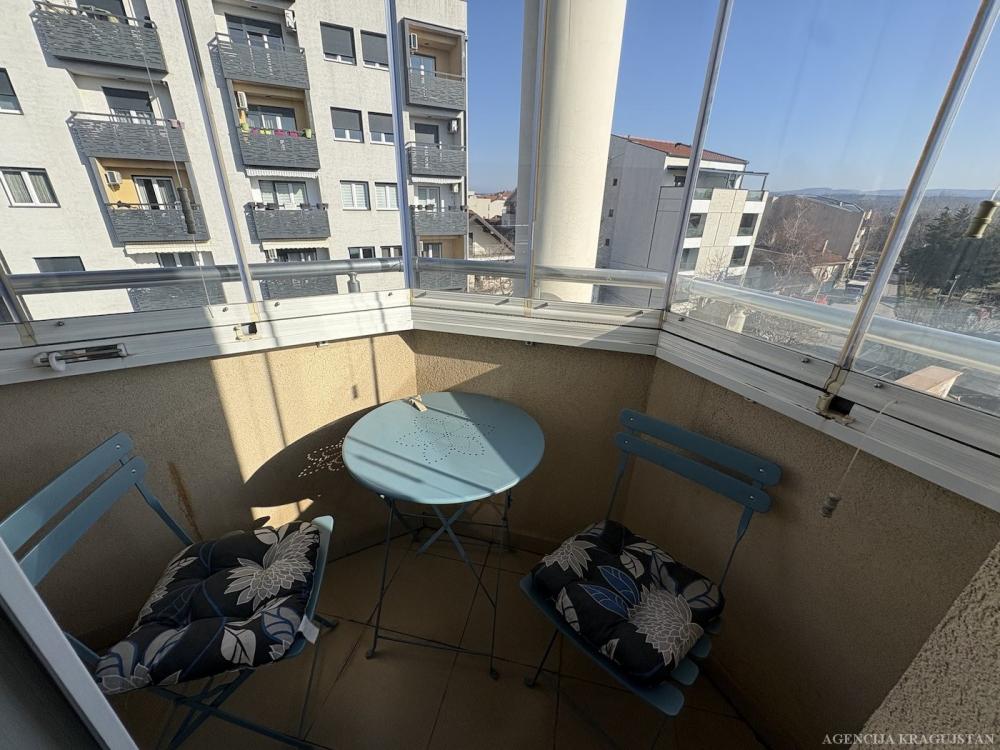 Slika 9 - Jednosoban, 62m2, Erdoglija Kragujevac, sa terasom