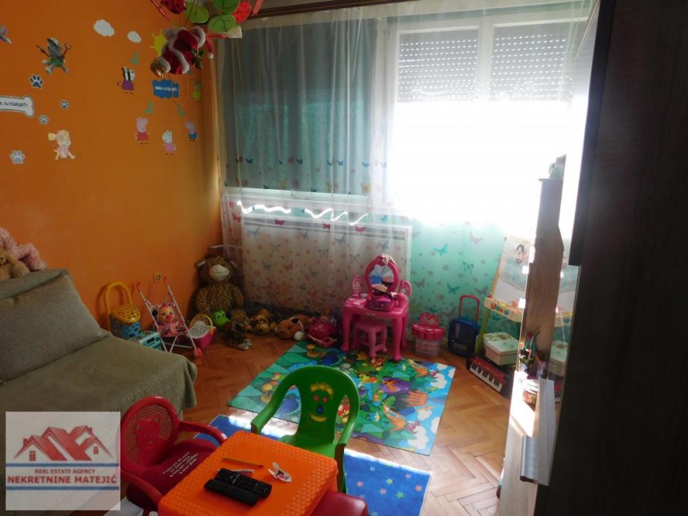 Slika 6 - TROSOBAN STAN 78M2, EXTRA ZONA CENTAR, 4 SPRAT, --109.000 E