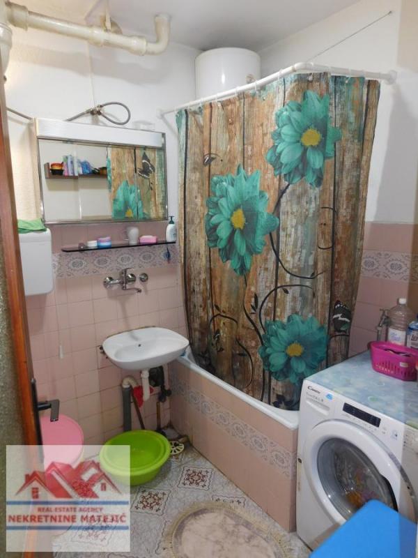 Slika 9 - TROSOBAN STAN 78M2, EXTRA ZONA CENTAR, 4 SPRAT, --109.000 E