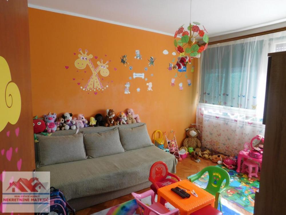 Slika 5 - TROSOBAN STAN 78M2, EXTRA ZONA CENTAR, 4 SPRAT, --109.000 E