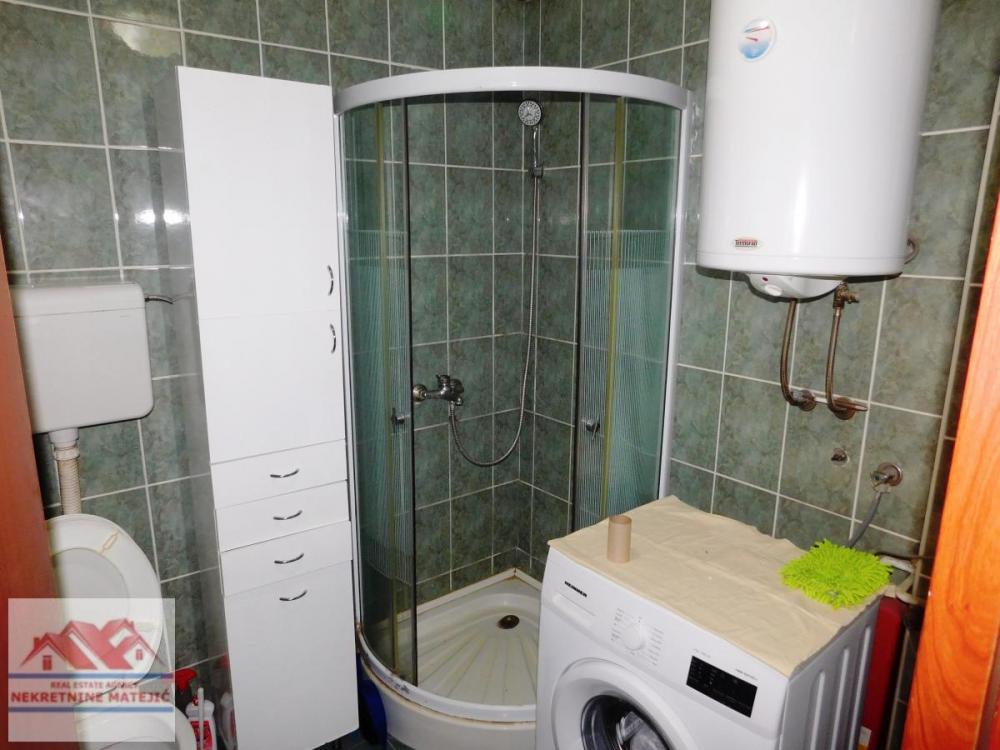 Slika 8 - STAN 44M2, KOD KAPIJE BOLNICE, MANJI DVOSOBAN, 4. SPRAT--77.000 E