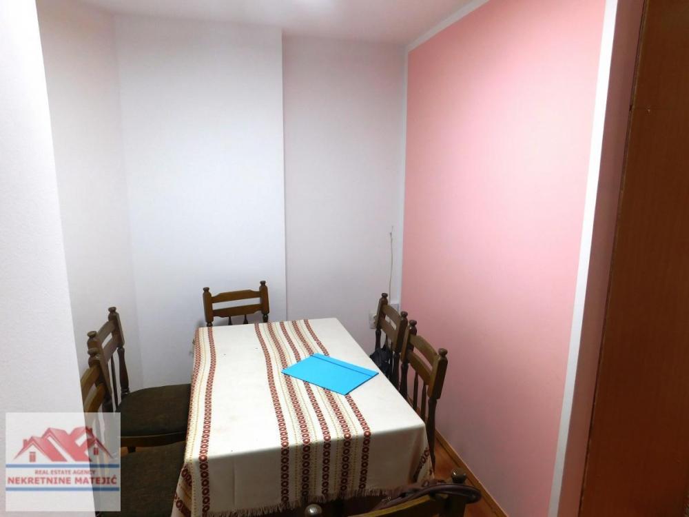 Slika 4 - STAN 44M2, KOD KAPIJE BOLNICE, MANJI DVOSOBAN, 4. SPRAT--77.000 E